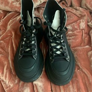 Shoes only been worn twice only do cash or Venmo.